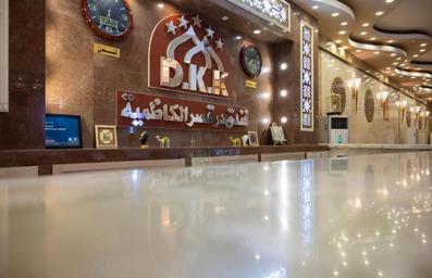 پذیرش هتل با میز سنگی عریض هتل در قصر الکاظمیه کربلا