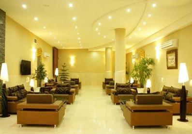 لابی هتل عماد مشهد با دیوار و سرامیک‌های کرم و مبلمان چیدمان شده