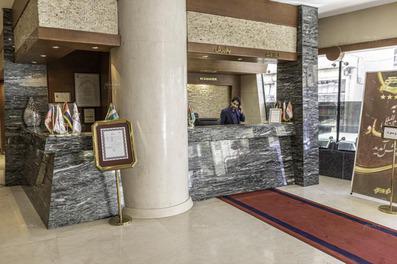 قسمت پذیرش هتل عماد مشهد با نمای سنگ‌کاری شده سفید مشکی مرمر و ستون سفید