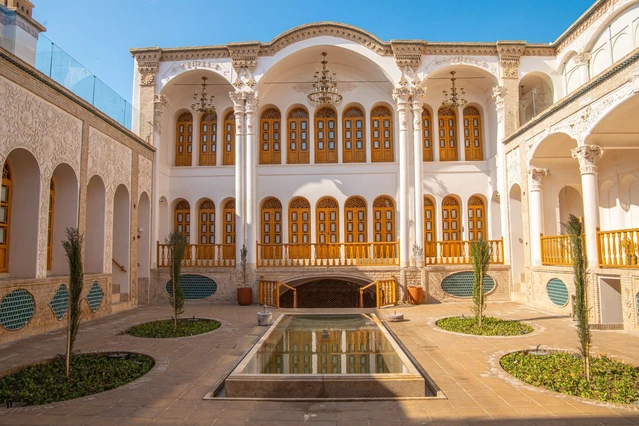 نمای کلی اقامتگاه سنتی عمارت آقاحسینی کاشان