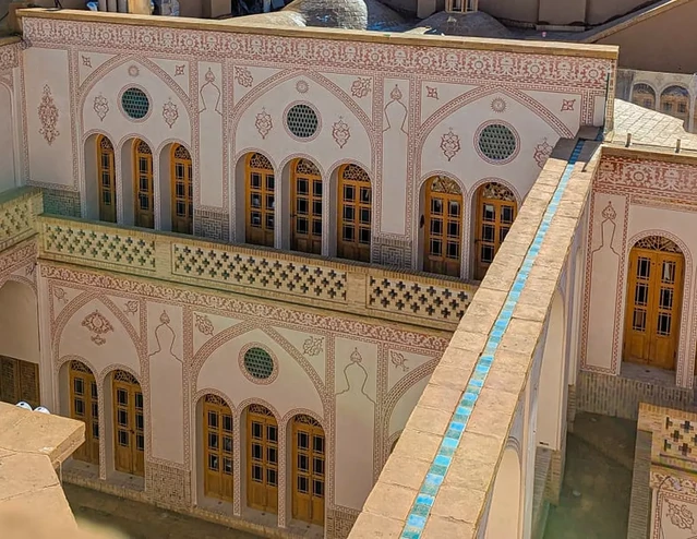 نمای کلی اقامتگاه سنتی عمارت آقاحسینی کاشان