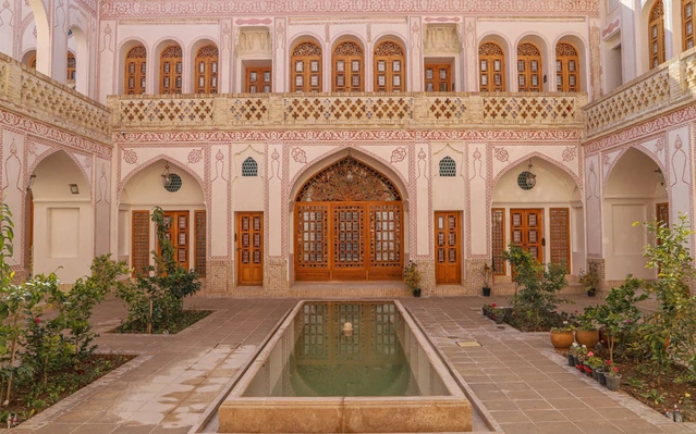 نمای کلی اقامتگاه سنتی عمارت آقاحسینی کاشان