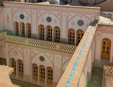 نمای کلی اقامتگاه سنتی عمارت آقاحسینی کاشان