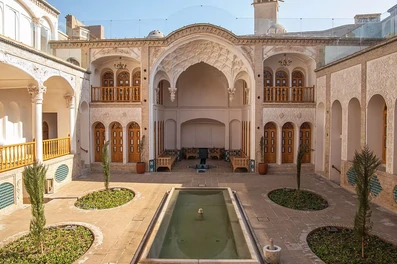 نمای کلی اقامتگاه سنتی عمارت آقاحسینی کاشان
