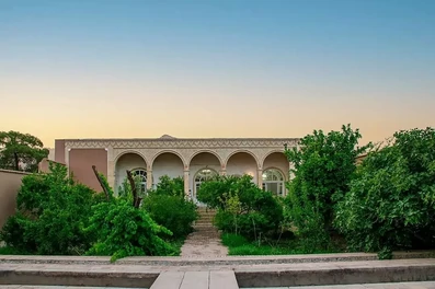 نمای کلی  اقامتگاه بومگردی عمارت ساعتی تفت
