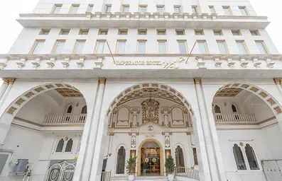 نمای ورودی و ساختمان سفید هتل پارس امپراطور مشهد