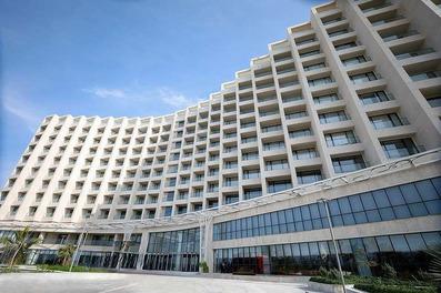 نمای هتل اکسلسیور کیش از پایین ساختمان