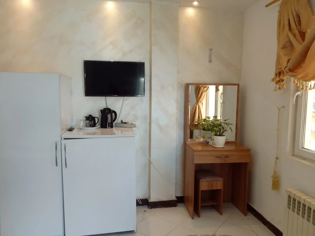 تلویزیون و یخچال و کمد