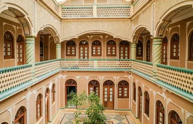 معماری بی نظیر بنای 200 ساله هتل فاضلی یزد