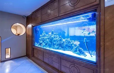 آکواریوم دیواری بزرگ در لابی هتل فردوس مشهد