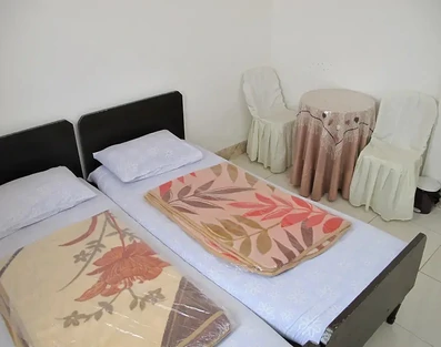 اتاق خواب دونفره با میز  ناهارخوری