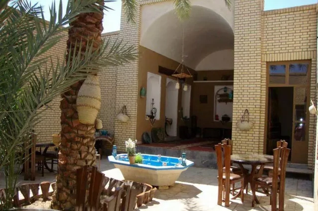 فضای حیاط اقامتگاه بوم گردی قافله کویر خور و بیابانک