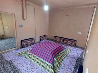 اتاق کف خواب مجهز به کرسی در اقامتگاه بوم گردی قلعه عقاب‌ها قزوین