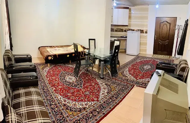فضای بزرگ پذیرایی واحدهای هتل گل نرگس بندر انزلی با مبلمان و تلویزیون