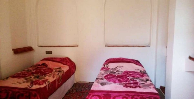 اتاق دو تخته تویین خانه مسافر گلکار یزد