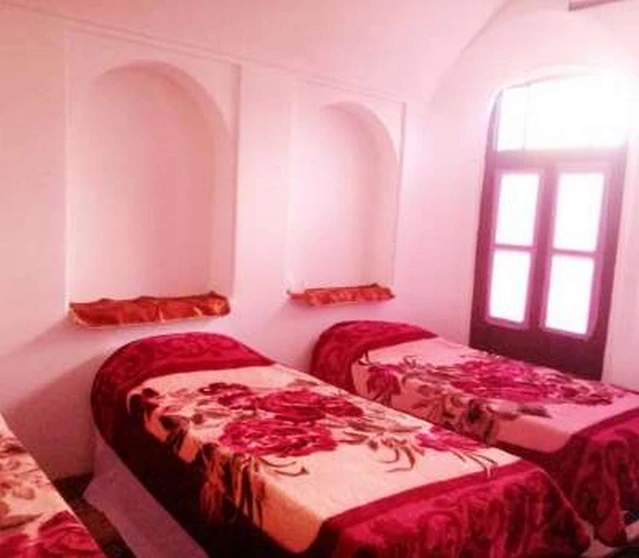 اتاق سه تخته خانه مسافر گلکار یزد
