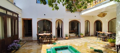 حیاط باصفا و زیبای اقامتگاه سنتی گوشه شیراز