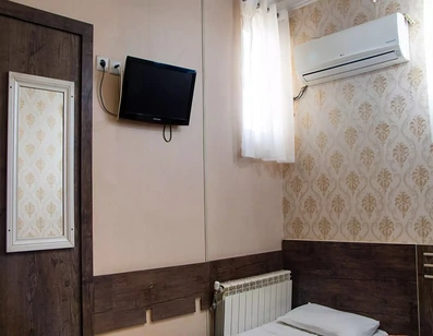 اتاق خواب  و کولر گازی  وتلویزیزون