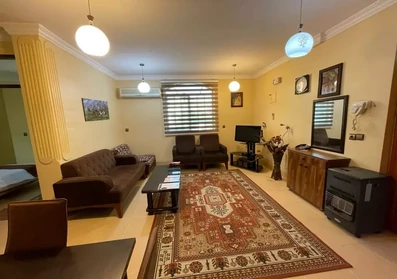 فضای نشمین واحدهای هتل آپارتمان هیرون بوشهر با امکاناتی نظیر مبل و تلویزیون