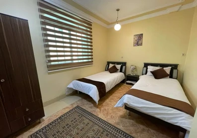 اتاق با دو تخت سینگل در هتل آپارتمان هیرون بوشهر