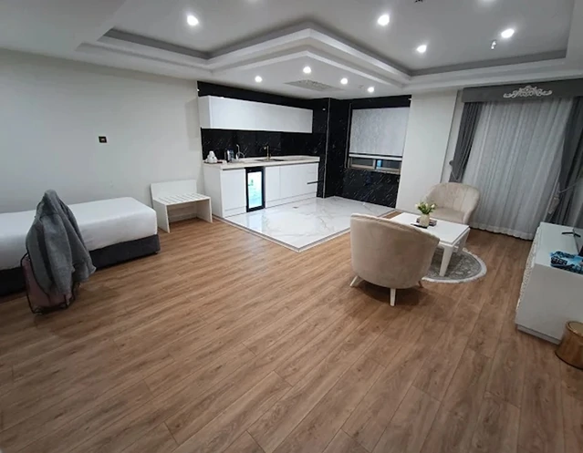 اتاق خواب 3 نفره با تلویزیزون  ومبل