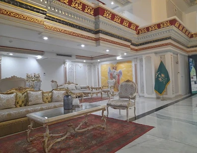 لابی و نمای سنگی هتل