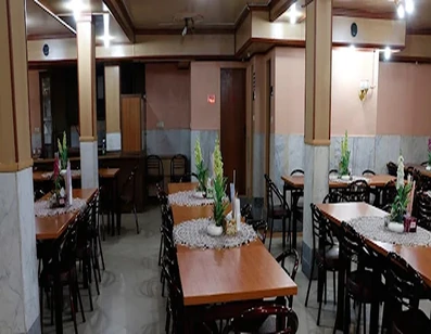 رستوران  برای سرو غذا بسیار دنج و تمیز