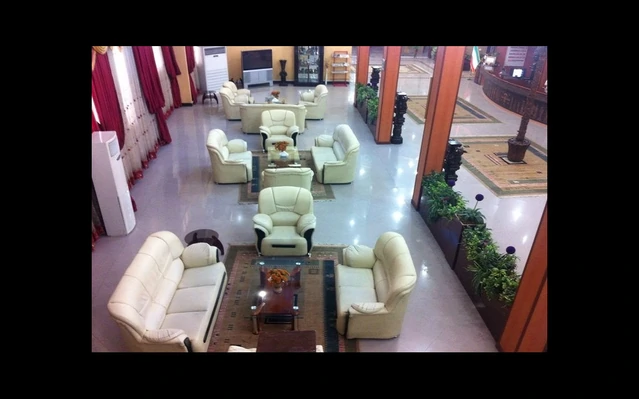 نمای انتظار لابی با مبل سفید