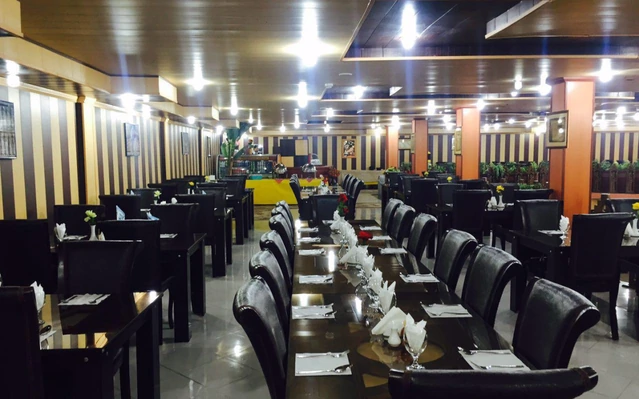 فضای رستوران با میز های مشکی