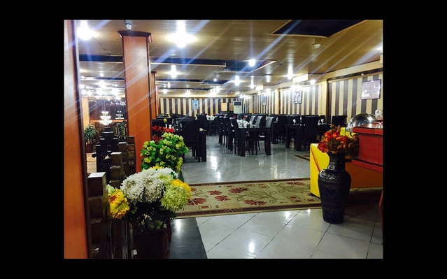 فضای رستوران با میز های مشکی