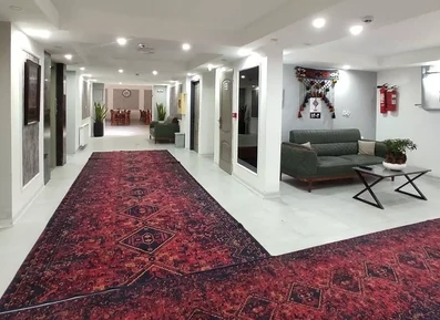 لابی مهمانپذیر جهان با فرش قرمز
