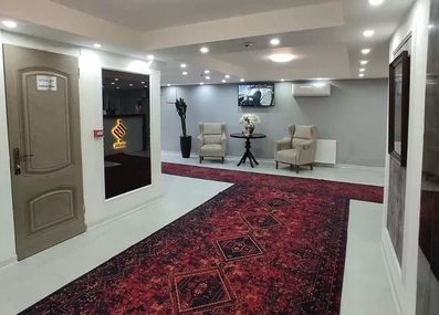 لابی مهمانپذیر جهان با فرش قرمز