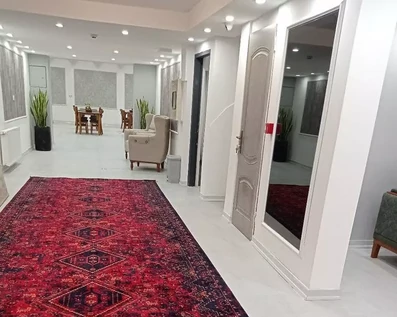 لابی مهمانپذیر جهان با فرش قرمز