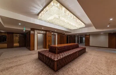 فضای یک طبقه از هتل جهان مشهد با مبل یک سره تمام چرم و چندین آسانسور