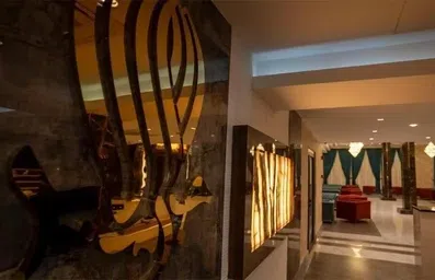 نمایی از دیوار ورودی و فضای لابی در هتل جار الامیر نجف