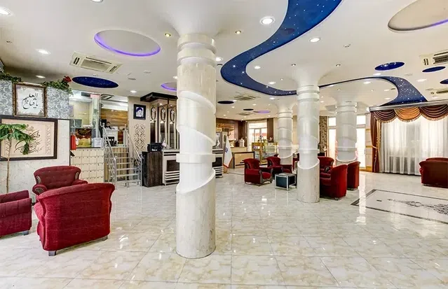 لابی هتل جوادیه مشهد با مبلمان قرمز