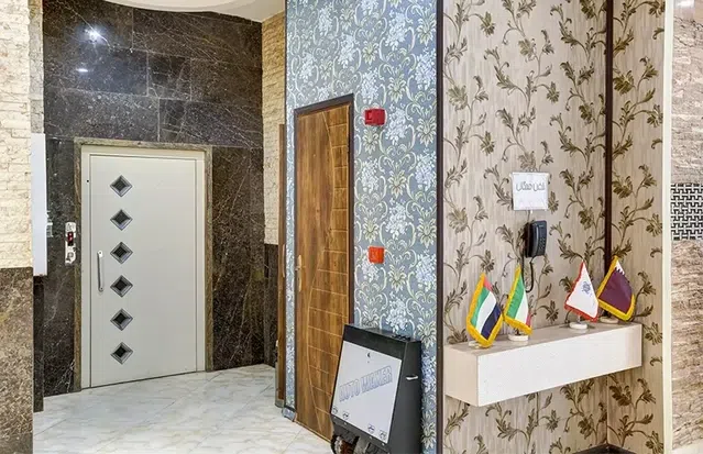 آسانسور و واکس کفش در لابی هتل جوادیه مشهد