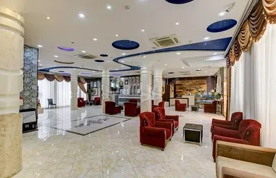 لابی و کافی شاپ هتل جوادیه مشهد با مبلمان قرمز رنگ راحتی