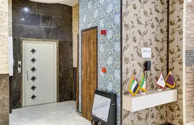 آسانسور و واکس کفش در لابی هتل جوادیه مشهد