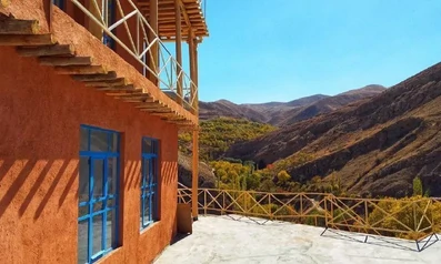 تراس  اقامتگاه بوم گردی جیامان فاروج