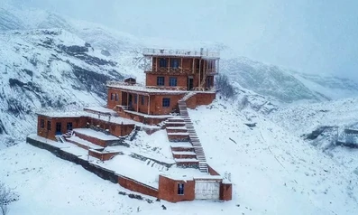 نمای کلی اقامتگاه بوم گردی جیامان فاروج در زمستان