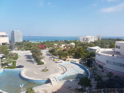 محوطه هتل کابانا گاردن ارم کیش با آبنما و فضای سبز