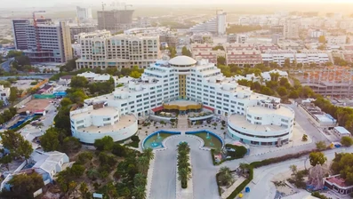 نمای کلی از ساختمان و محوطه هتل کابانا گاردن ارم کیش