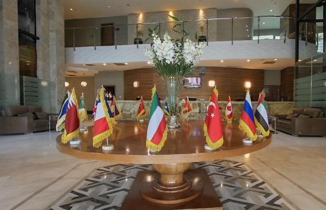 لابی هتل با مبلمان رنگ روشن در هتل ریحان کربلا