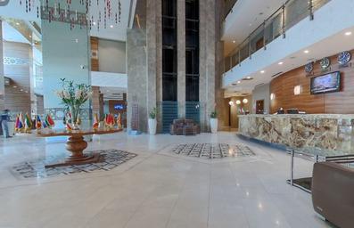 لابی هتل با مبلمان رنگ روشن در هتل ریحان کربلا