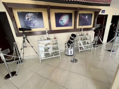 فضای داخلی هتل رصد خانه کاسین خرم‌آباد به همراه تلسکوپ و عکس از اجرام آسمانی
