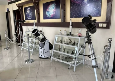 فضای داخلی هتل رصد خانه کاسین با تابلو هایی از اجرام آسمانی و ستارگان