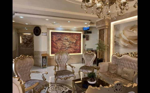 لابی هتل و به همراه گلدان  و فضای ارام