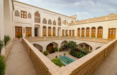 نمای هتل و محوطه داخلی اقامتگاه احسان کاشان