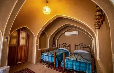 اتاق دنج نورگیر با دکور سنتی در اقامتگاه سنتی احسان کاشان